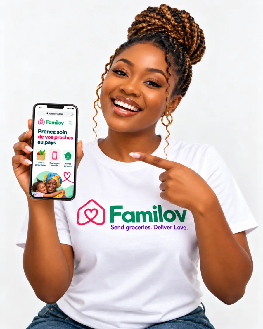 Une utilisatrice Familov montre familov.com sur son telephone